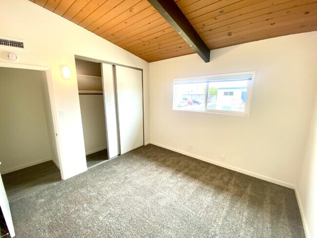 Building Photo - 692 Cabot Way
