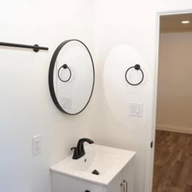 Building Photo - 3 BEDROOM 2 BATHS WITH A POOL FREE RENT OAC  MTM AVAILABLE