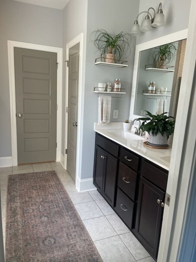 Building Photo - Welcome to this charming 3-bedroom, 2-bath...