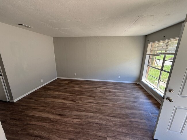 Building Photo - 2916 Bernice Dr