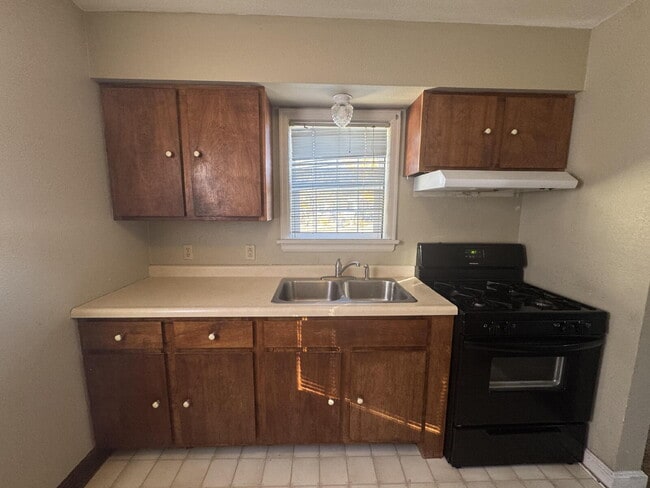 Building Photo - 2 Bedroom, 1 Bathroom Unit in 2nd Street D...