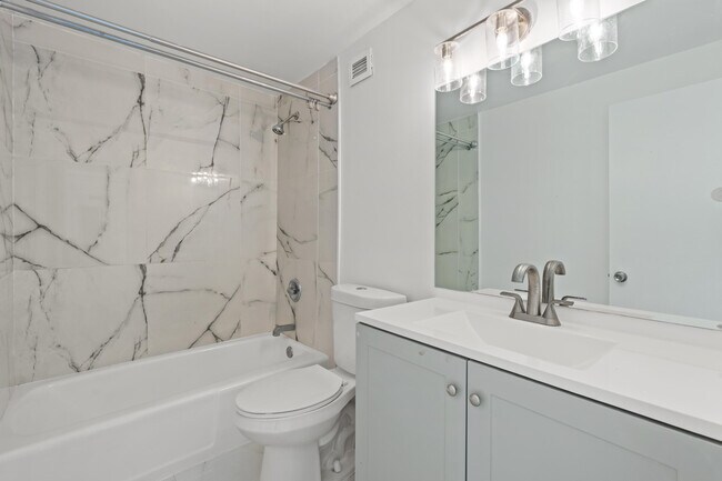 Building Photo - 400 Kings Point Dr
