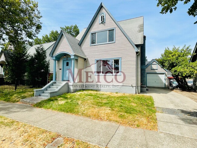 Primary Photo - 4 bedroom 1 1/2 bath home close to U of O
