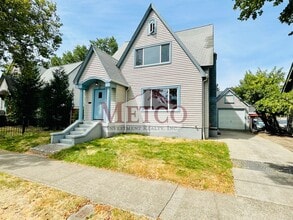 Building Photo - 4 bedroom 1 1/2 bath home close to U of O
