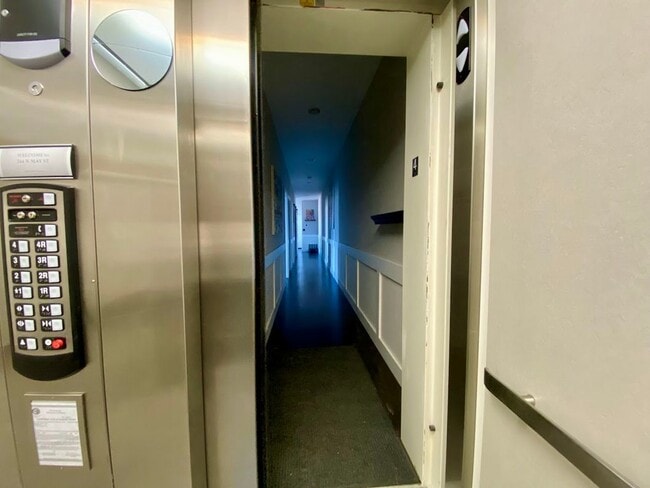 Building Photo - 744 N May St