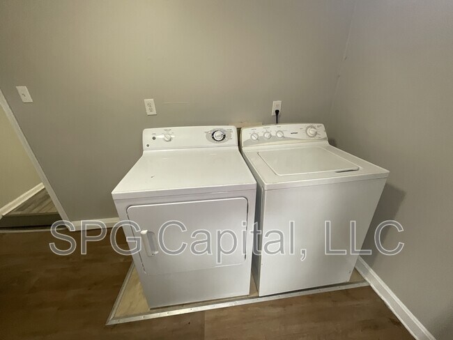 Building Photo - 224 E Mulberry Ave