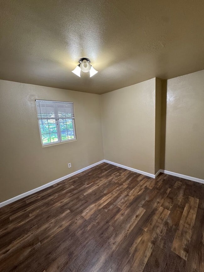 Building Photo - 2 Bedroom 1 Bathroom ADU