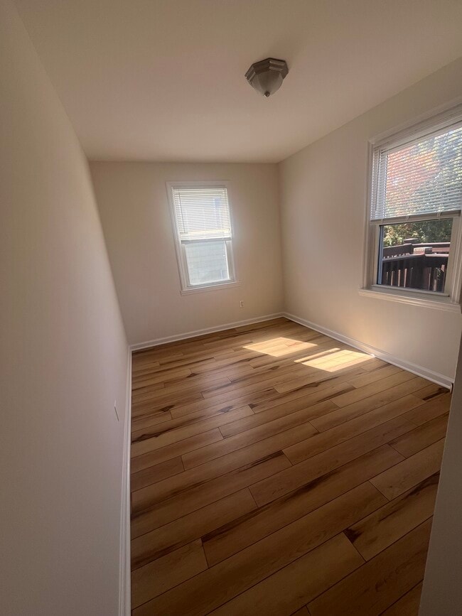 Building Photo - 3 Laura St