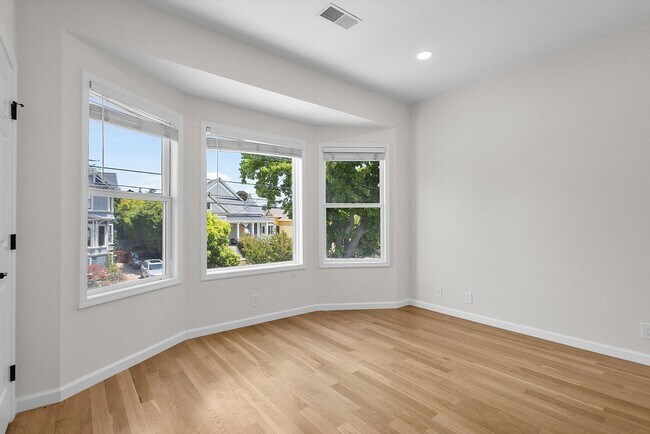 Building Photo - 2026 San Antonio Ave