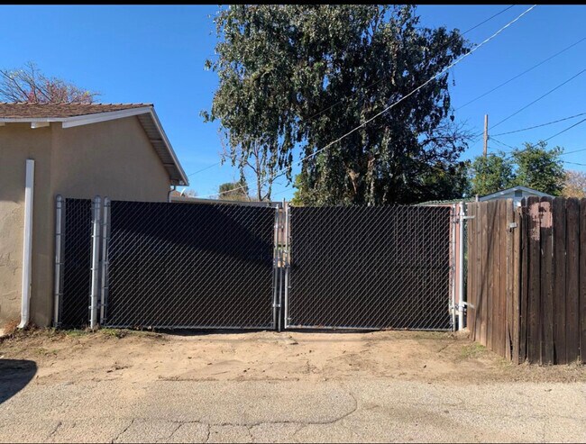 Building Photo - 9030 Swinton Ave