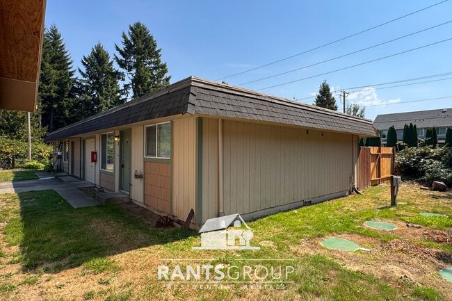 Building Photo - Spacious 2-Bedroom Duplex Unit with a Gara...