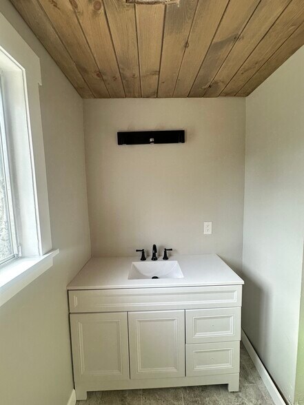 Building Photo - 9149 Wintergreen Dr