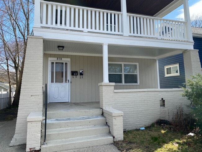 Building Photo - 818 Alpine Ave NW