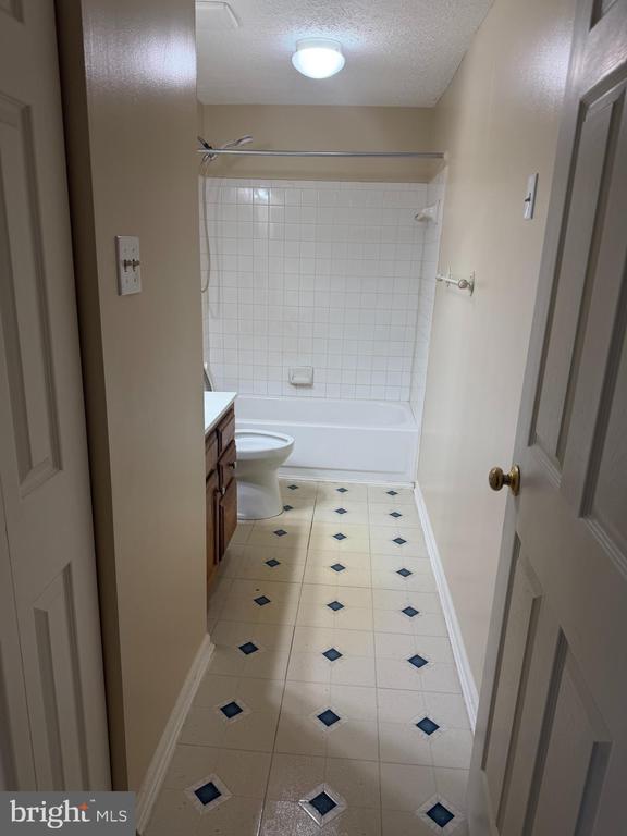 Building Photo - 8910 Pembrook Woods