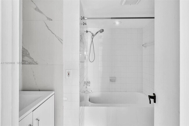 Building Photo - 9800 W Bay Harbor Dr