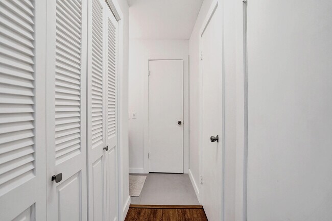 Building Photo - 6289 Bay Club Dr