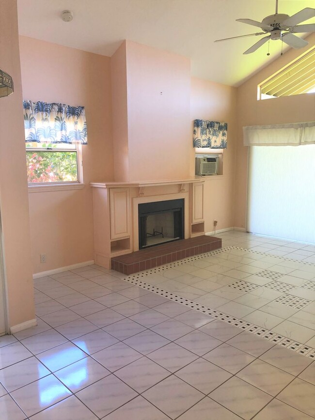 Building Photo - 2 Bedroom 2 Bath Town Home