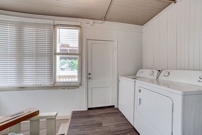 Building Photo - 2/1 Bright and Cheery Home Right Off Downtown!