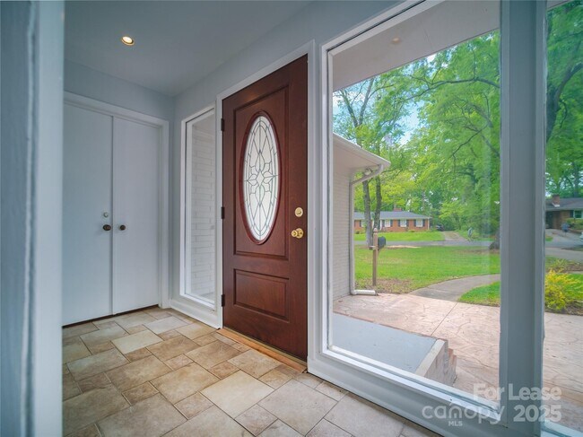 Building Photo - 1123 Lynbrook Dr