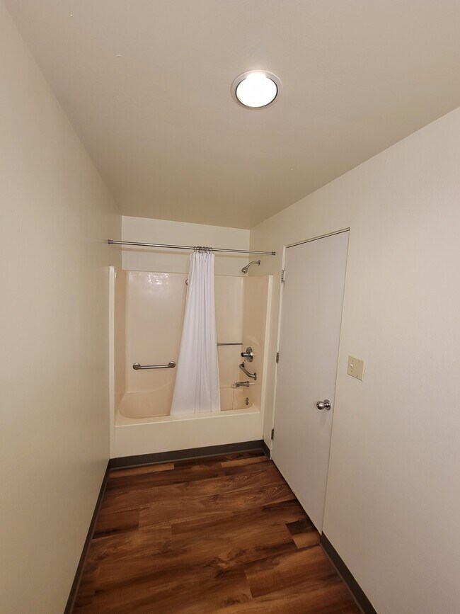 Building Photo - 103 N Wisconsin St