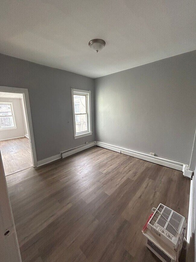 Building Photo - 3 Bedroom Home