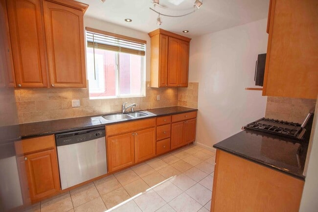 Building Photo - Stunning 2BD/1BA Contemporary Home with Pa...