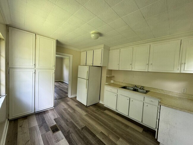 Building Photo - Historic District 2BR/1BA Home Built For Q...