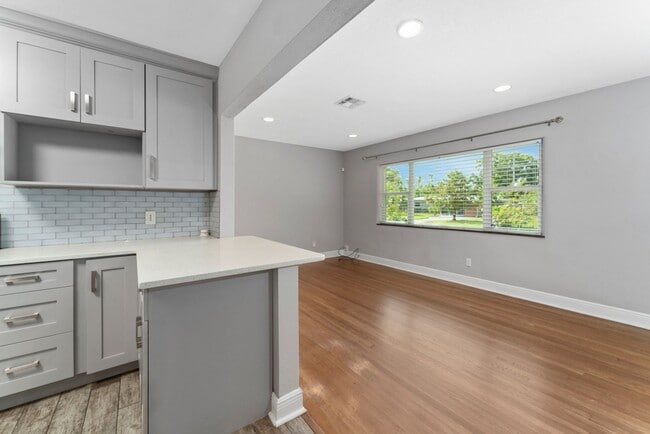 Building Photo - Charming and Updated 2/2 Home in Colonial ...