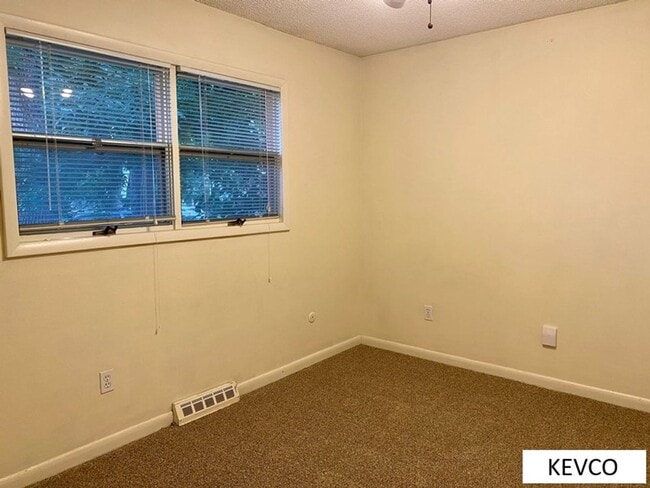 Building Photo - Great Three Bed in Campus West!