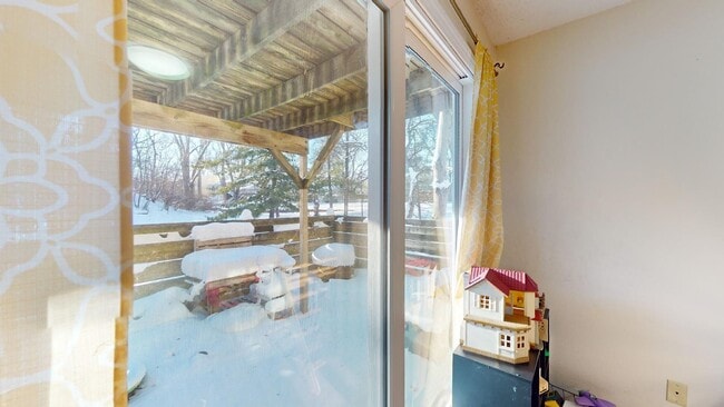 Building Photo - 542 Meadow Ct