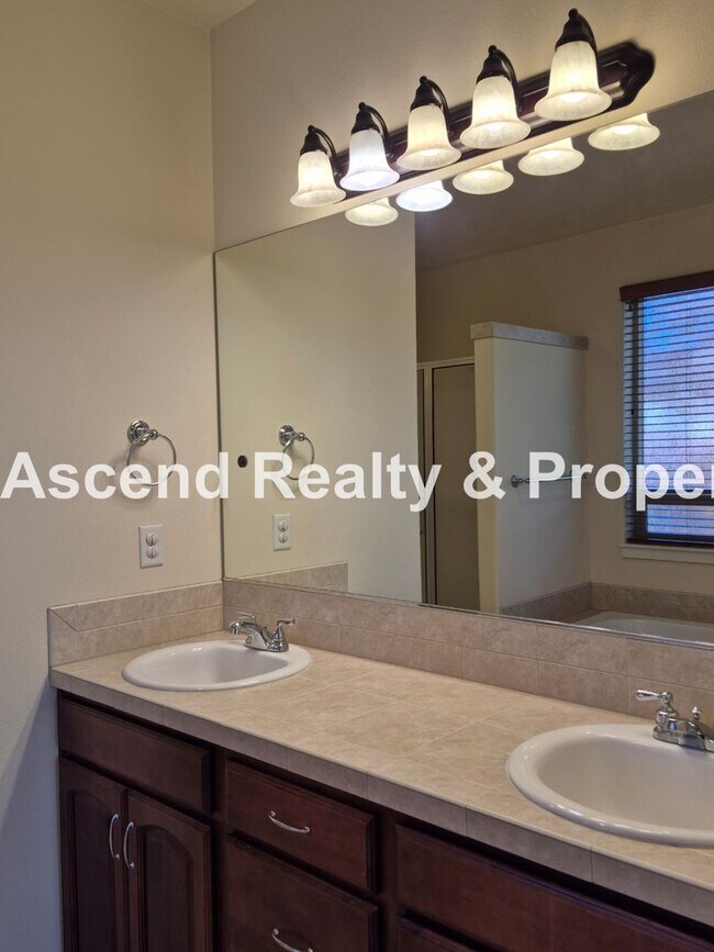 Building Photo - Available Immediately Minutes to Orenco Sh...