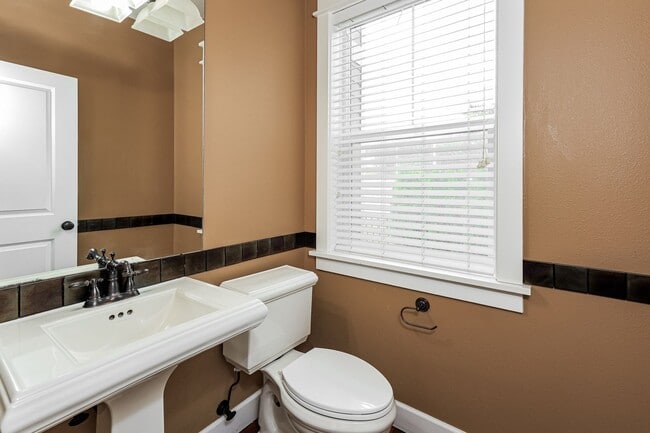 Building Photo - End unit 2BD 2.5BA + Office + Loft +  Tri Level Townhouse w/Garage + AC + Balcony + Washer/Dryer