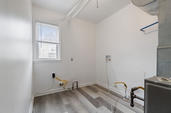 Building Photo - Now Pre-leasing: 4BR Townhouses in Scenic ...
