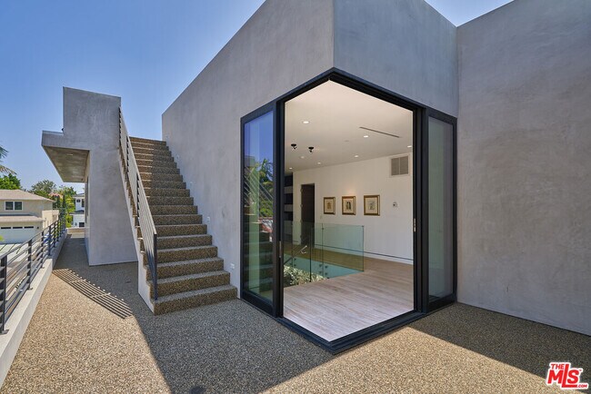 Building Photo - 415 N Martel Ave