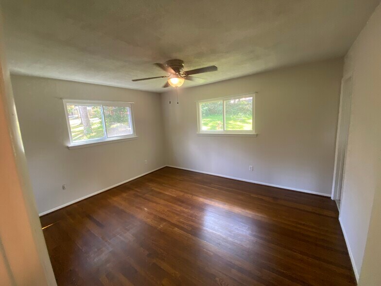 Master bedroom - 4616 Twinbrook Rd