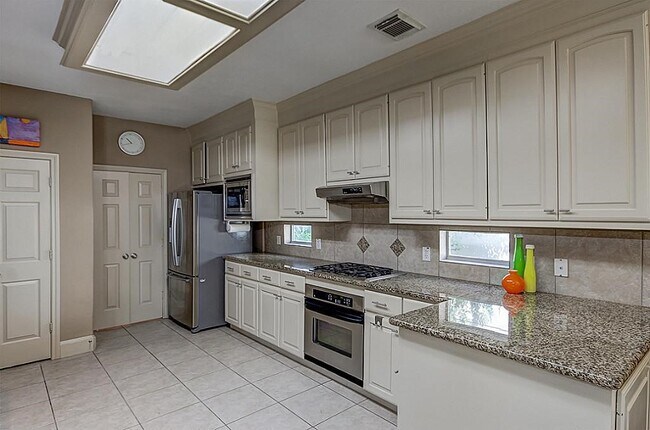 Building Photo - 11114 Sherwood Garden Dr