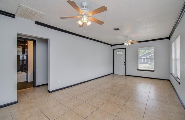 Building Photo - 5319 Bell St