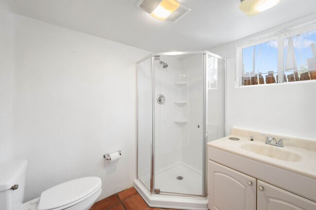 Building Photo - Quaint Studio in Prime Location