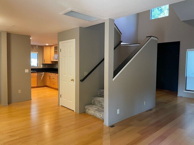 Building Photo - Beautiful End Unit Condo in Bennett Valley!