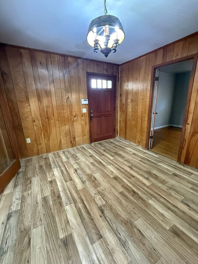 Building Photo - 3 Bed 2 Bath Brick Home - Move In Ready