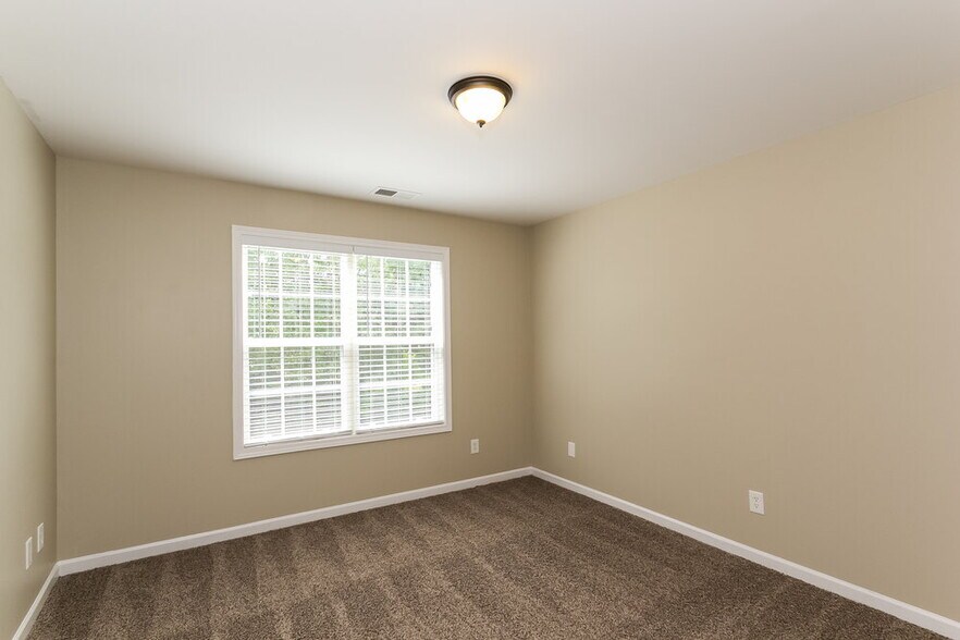 Building Photo - 83 Oak Park Square