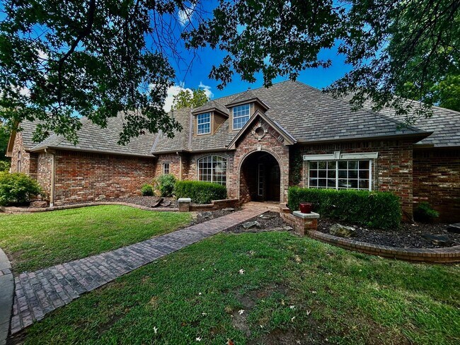 Building Photo - Oak Tree with a pool!!