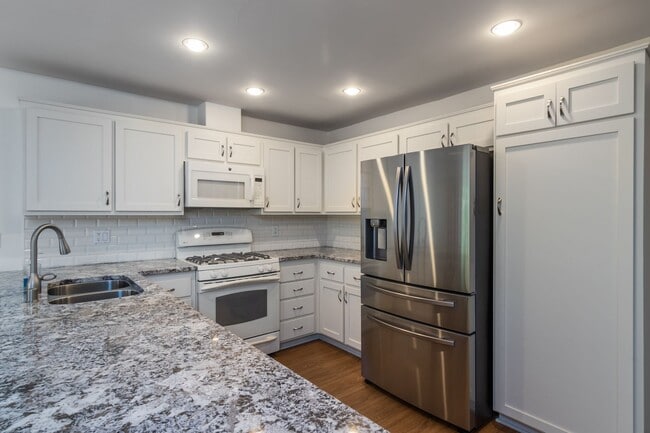 Building Photo - In the heart of Westlake Village this sing...