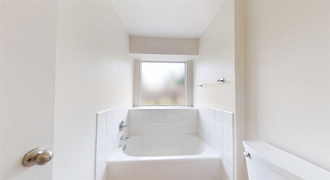 Building Photo - 806 N Willow Dr