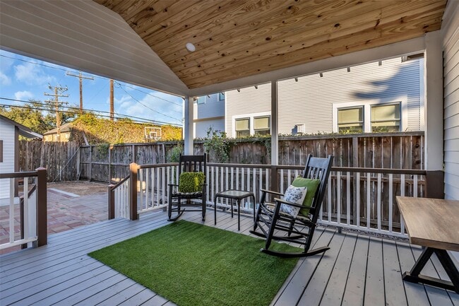 Building Photo - 611 Harvard St