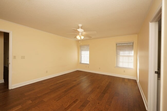 Building Photo - Shalimar Location