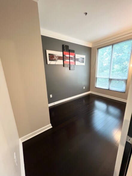 Building Photo - 711 Cosmopolitan Dr NE