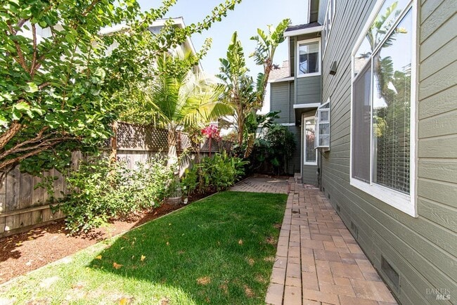 Building Photo - 23 Baypoint Dr