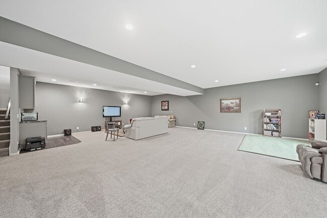 Building Photo - Awesome 4 Bedroom LIKE NEW!