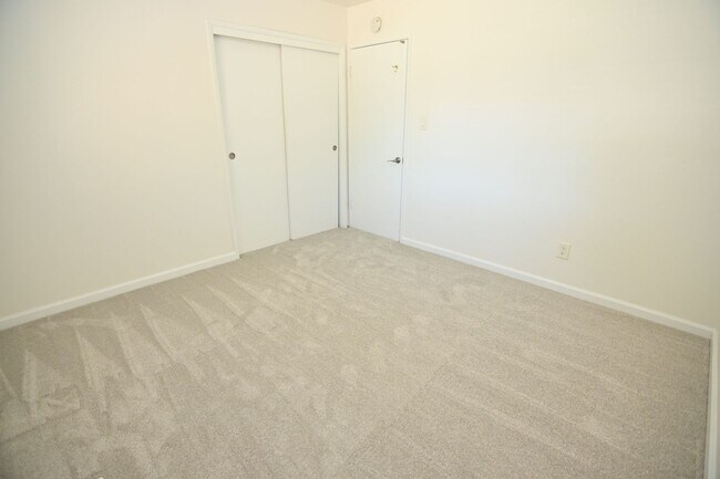 Building Photo - 5659 Lathrop Dr